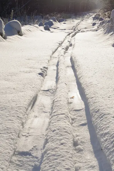 Відстежує пару лиж на снігу — стокове фото