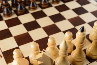 Siyah ve beyaz rakamlar birbirlerine karşı karşıya