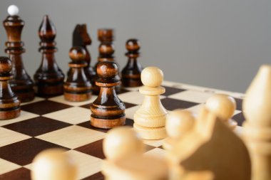 Yüzleri karşı karşıya siyah ve beyaz piyon