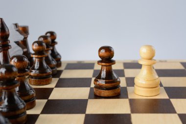 Yüzleri karşı karşıya siyah ve beyaz piyon