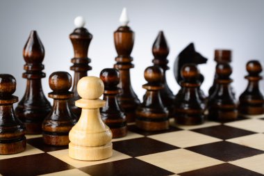 Siyah parçalar arasında beyaz piyon