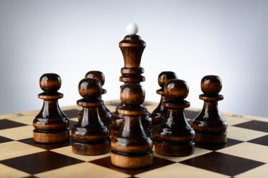 Piyonlar tarafından çevrili kara Kraliçe