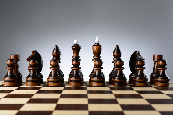 Все черные фигуры на шахматной доске
