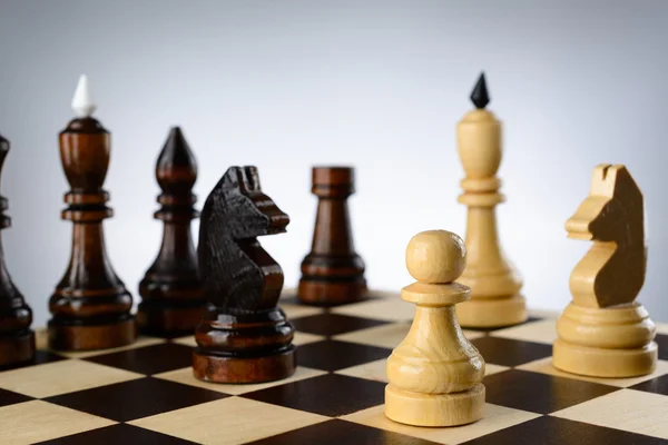 De oppositie van witte en zwarte schaakstukken — Stockfoto