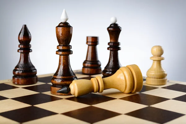 Az ellenzék, fehér és fekete sakk darab — Stock Fotó