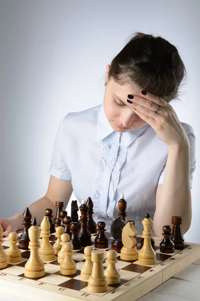 Affärskvinna som spelar schack — Stockfoto
