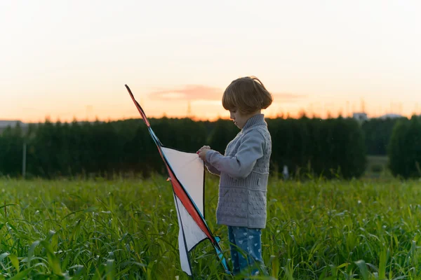 Girl playing with a kite — Stock Photo, Image