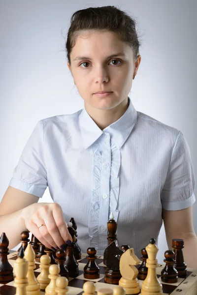 Mulher de negócios jogando xadrez — Fotografia de Stock