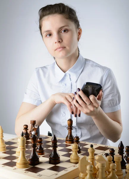 Affärskvinna som spelar schack — Stockfoto