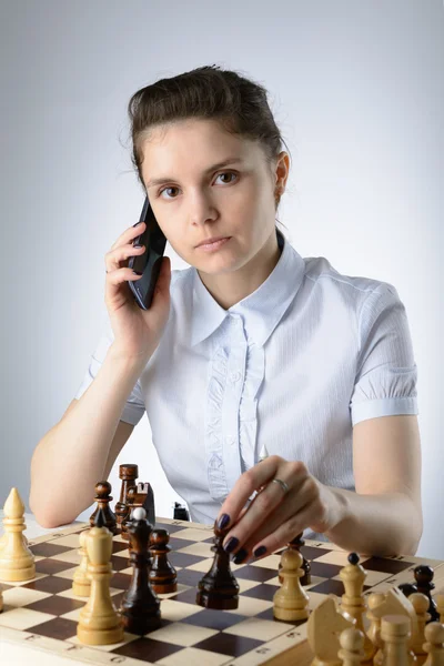 Geschäftsfrau spielt Schach Stockfoto
