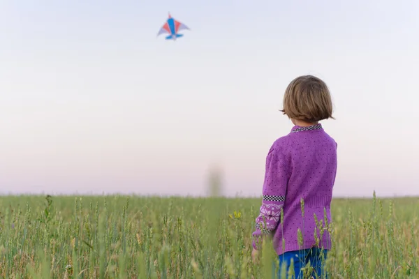 The girl launches a kite — Stock Photo, Image