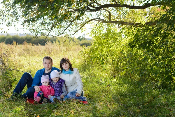 Familia descansando en el bosque — Foto de Stock