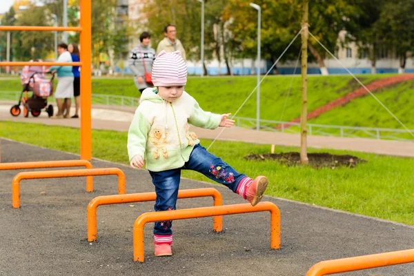 Bambina che gioca al parco giochi — Foto Stock