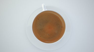 Kahve fincanını beyaz arkaplanda kapat