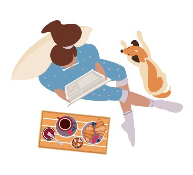Genç bir kadın yatakta kahvaltı yapıyor ve tablet kullanıyor. Vektör düz çizim. Evcil köpek..