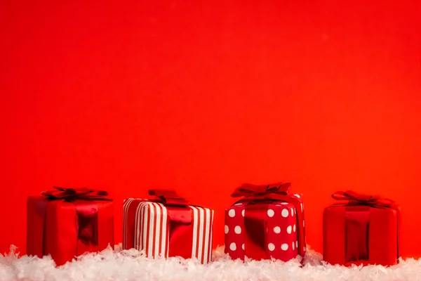 Winter Weihnachten Hintergrunddekorationen Auf Rotem Hintergrund Mit Schnee Isoliert Kopierraum — Stockfoto