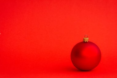 İzole edilmiş yeni yıl ya da kırmızı arka planda noel oyuncağı