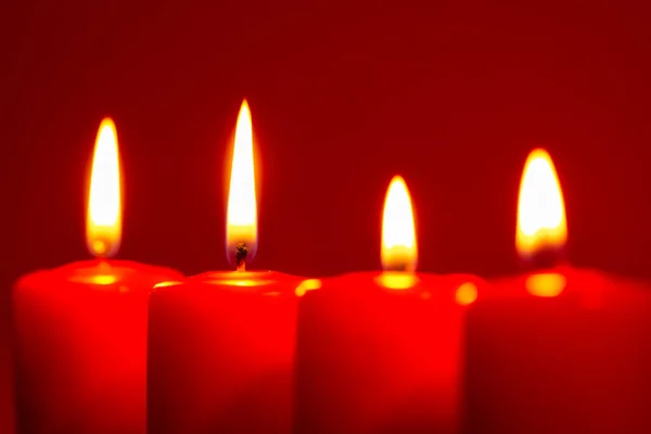 Quatro Velas Acesas Neve Fundo Vermelho Escuro — Fotografia de Stock