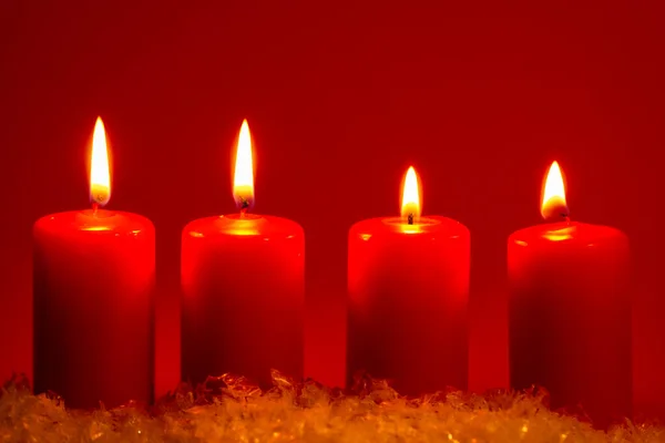 Vier Brennende Kerzen Auf Dunkelrotem Hintergrund — Stockfoto