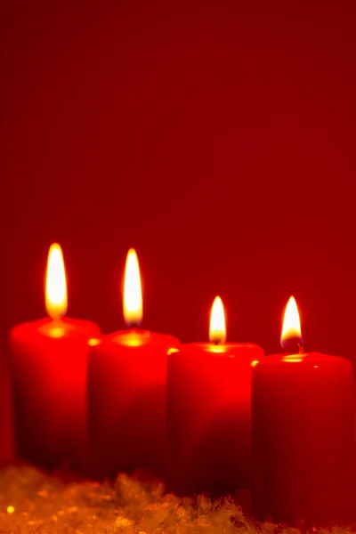 Cuatro Velas Encendidas Sobre Nieve Fondo Rojo Oscuro — Foto de Stock