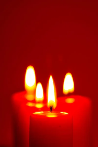 Cuatro Velas Encendidas Sobre Nieve Fondo Rojo Oscuro — Foto de Stock