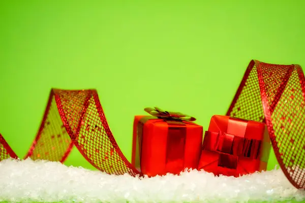 Año Nuevo Regalo Navidad Cinta Aislada Sobre Fondo Verde Con —  Fotos de Stock