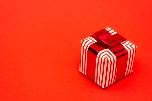 Caja Regalo Con Lazo Aislado Sobre Fondo Rojo — Foto de Stock