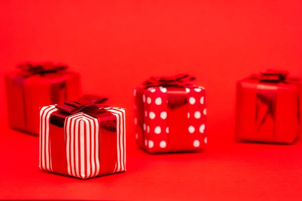 Cadeaudoosje Met Strikje Geïsoleerd Rode Achtergrond — Stockfoto