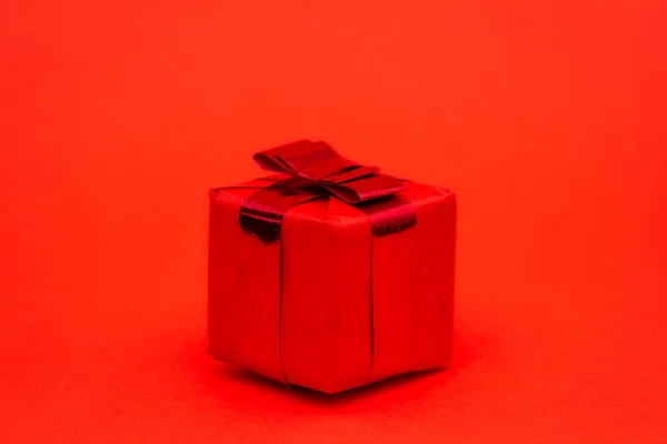 Geschenkkarton Mit Schleife Isoliert Auf Rotem Hintergrund — Stockfoto