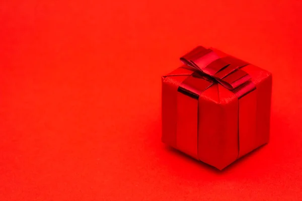 Caja Regalo Con Lazo Aislado Sobre Fondo Rojo —  Fotos de Stock