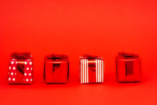 Caja Regalo Con Lazo Aislado Sobre Fondo Rojo — Foto de Stock