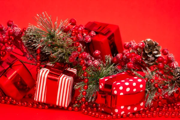 Winter Weihnachten Hintergrunddekorationen Mit Tannenzweigen Und Zapfen Auf Rotem Hintergrund — Stockfoto