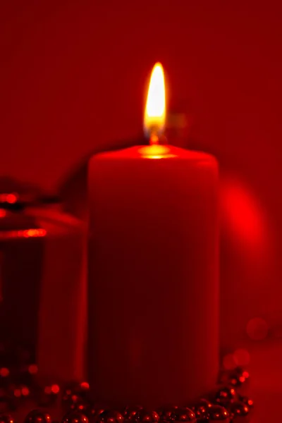 Candela Ardente Decorazione Natalizia Sfondo Rosso Scuro Elegante Colpo Basso — Foto Stock