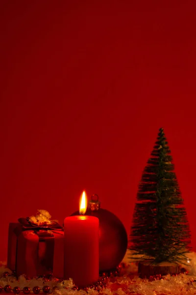 Vela Ardente Decoração Natal Fundo Escuro Vermelho Tiro Discreto Elegante — Fotografia de Stock