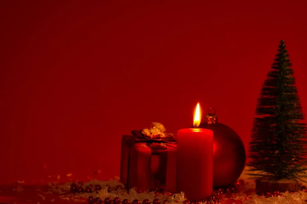 Vela Ardiente Decoración Navideña Fondo Rojo Oscuro Elegante Tiro Bajo —  Fotos de Stock