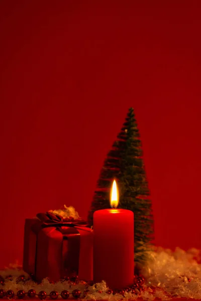Vela Ardiente Decoración Navideña Fondo Rojo Oscuro Elegante Tiro Bajo — Foto de Stock