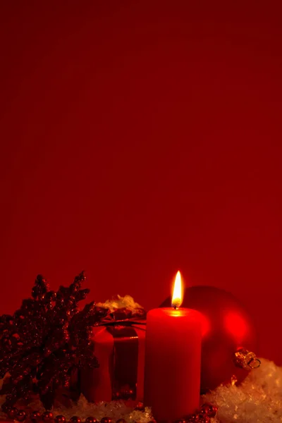 Hořící Svíčka Vánoční Dekorace Červené Tmavé Pozadí Elegantní Low Key — Stock fotografie
