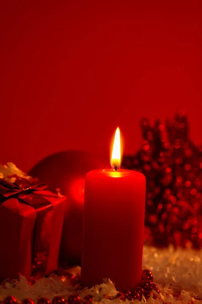 Brennende Kerze Und Weihnachtsdekoration Roter Dunkler Hintergrund Elegante Zurückhaltende Aufnahme — Stockfoto
