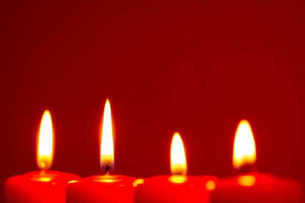 Четыре Горящие Свечи Темно Красном Фоне — стоковое фото