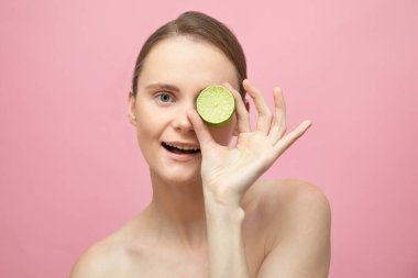 Mutlu kadın model. İnsan duyguları, duyguları. Çıplak makyaj. Spa