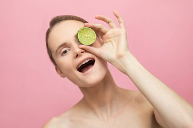 Mutlu kadın model. İnsan duyguları, duyguları. Çıplak makyaj. Spa