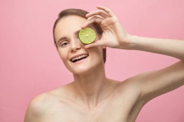 Mutlu kadın model. İnsan duyguları, duyguları. Çıplak makyaj. Spa