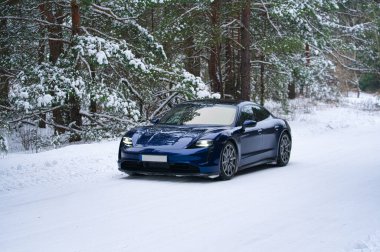 Kış ormanında mavi süper araba