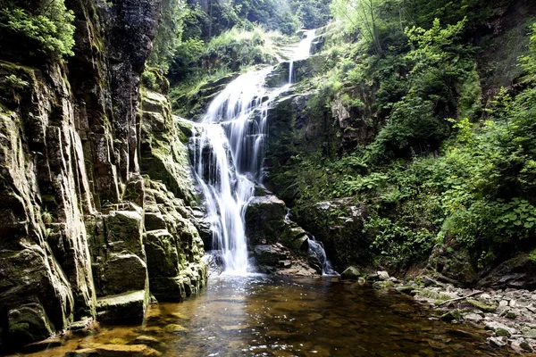 Cascada Kamienczyk en las montañas, Karkonosze, Montañas gigantes —  Fotos de Stock