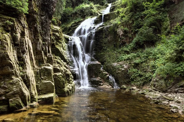 Cascada Kamienczyk en las montañas, Karkonosze, Montañas gigantes — Foto de Stock