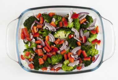 beyaz zemin üzerinde bir cam tabakta sebze salatası. İzole