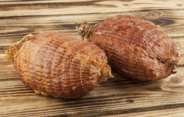 ahşap arka plan üzerinde jambon füme