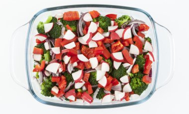 beyaz zemin üzerinde bir cam tabakta sebze salatası. İzole