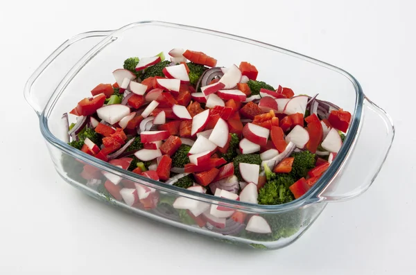 Groente salade in een glazen schaal op de witte achtergrond. Geïsoleerd — Stockfoto