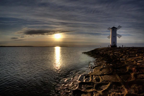 Farol moinho de vento Stawa Mlyny em Swinoujscie, Mar Báltico, Polónia . — Fotografia de Stock